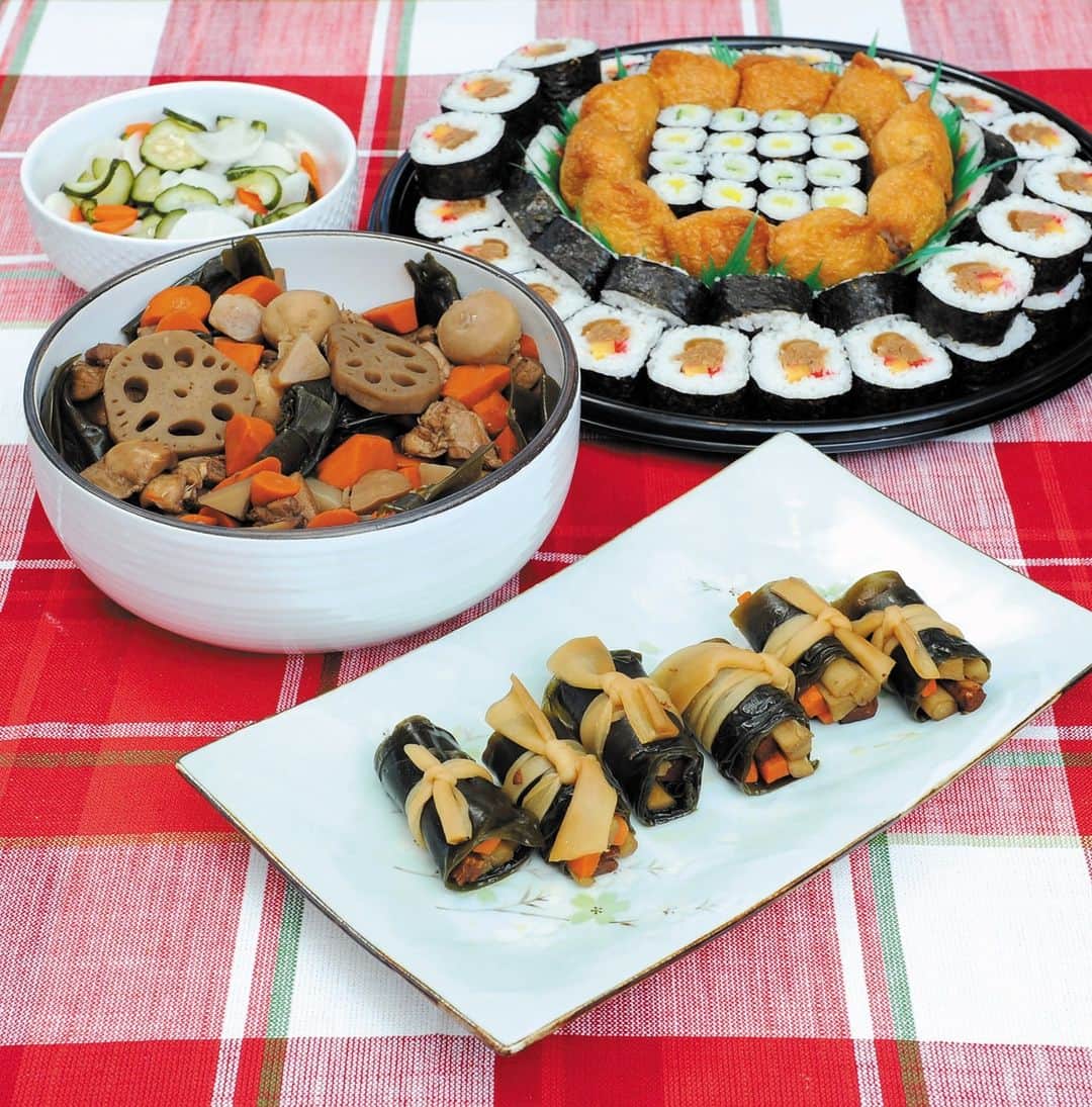 Zippy's Restaurantsのインスタグラム：「Pre-order a Sushi Deluxe Platter, Chicken Nishime, Konbu Maki and/or Namasu today on Zippys.com for pick-up on New Year’s Eve and Day.」