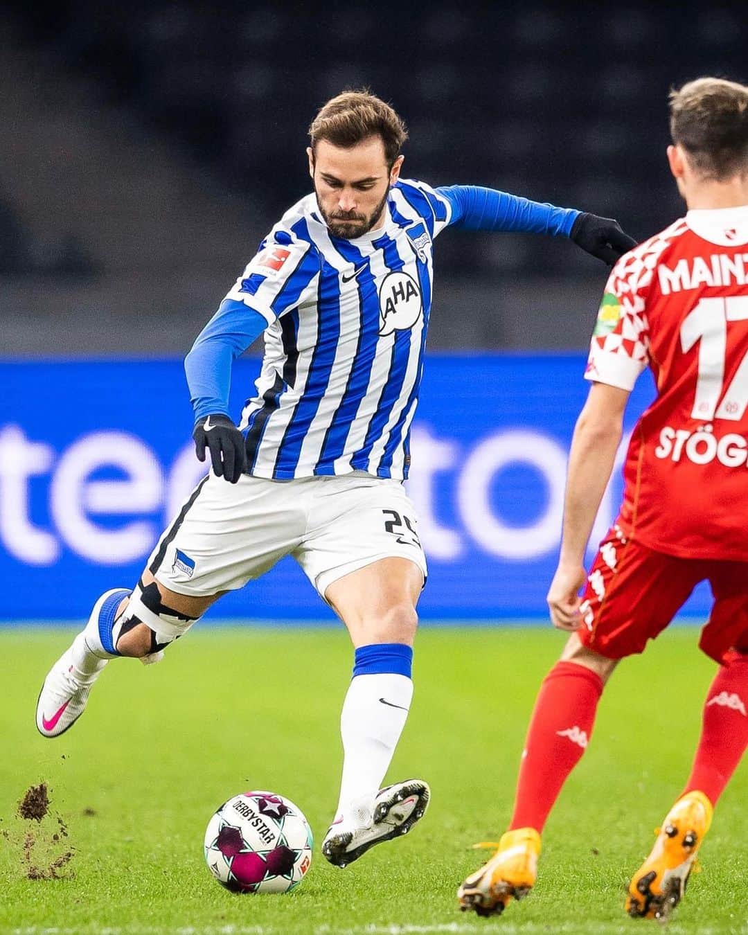 ヘルタ・ベルリンのインスタグラム：「Die 1️⃣. Halbzeit ist durch. Kommt schon, Jungs! Belooohnt euch... 😬 . . #BSCM05 #HaHoHe #herthabsc」