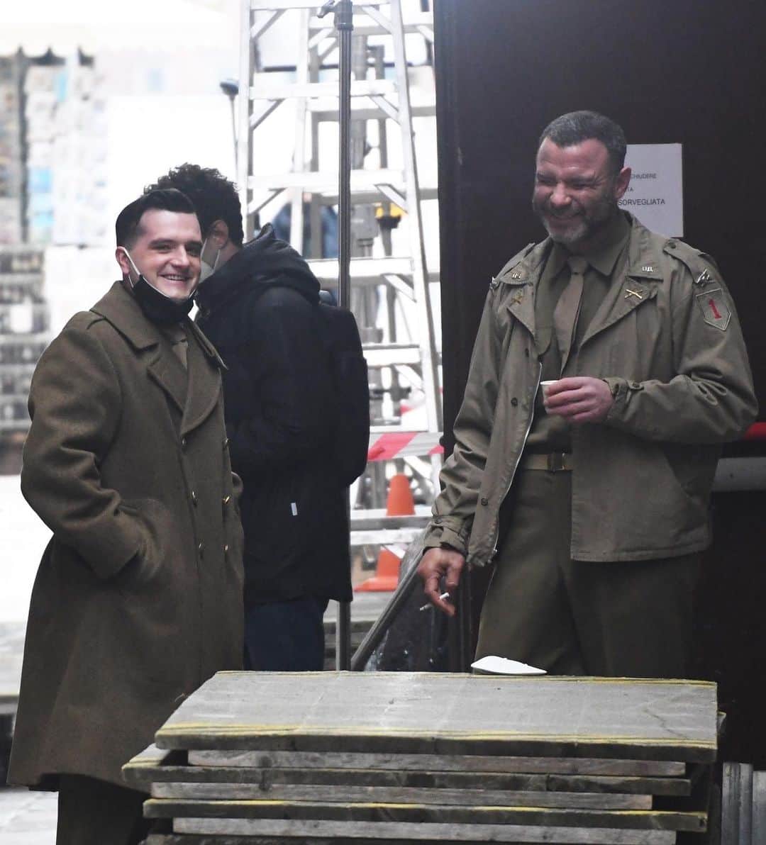 Just Jaredさんのインスタグラム写真 - (Just JaredInstagram)「@jhutch1992 and @lievschreiber look like they’re having a great time while taking a break from filming “Across the River and Into the Trees.” #JoshHutcherson #LievSchreiber Photos: Backgrid」12月16日 5時27分 - justjared