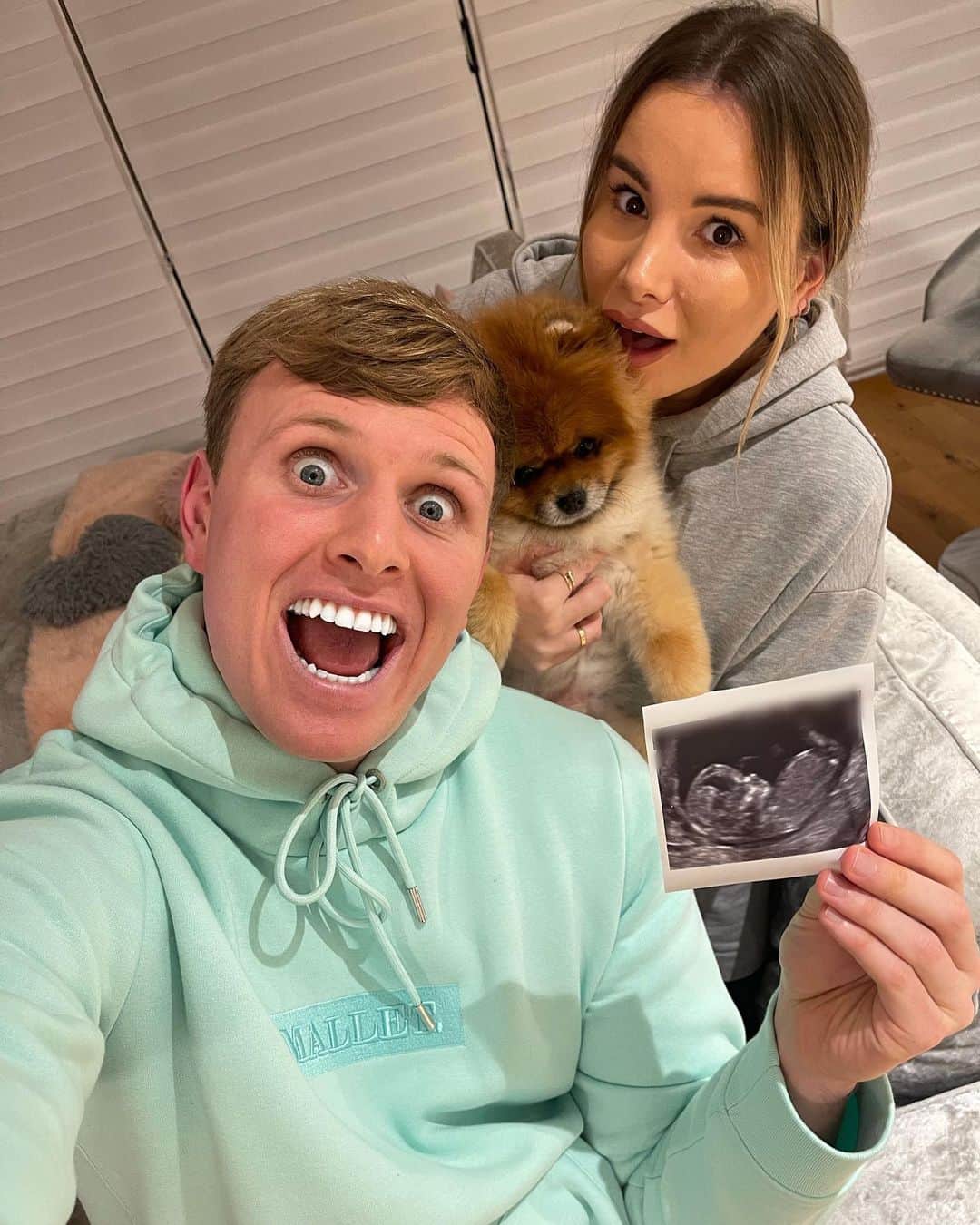 ジョージア・コウソウロウのインスタグラム：「WE ARE HAVING A BABY!!!👶 MAY 2021❤️ We are so excited for this next chapter in our lives 🙊 such lovely news to end this crazy year ! Let the next chapter begin.. ✨ &  I’m so excited for you all to see how we announced it on tomorrow’s @towie honestly it’s the best thing ever, so special and so emotional & no one knew so it was even better , I literally don’t know how we kept it to ourselves !! Get your tissues ready 🙊✨✨」