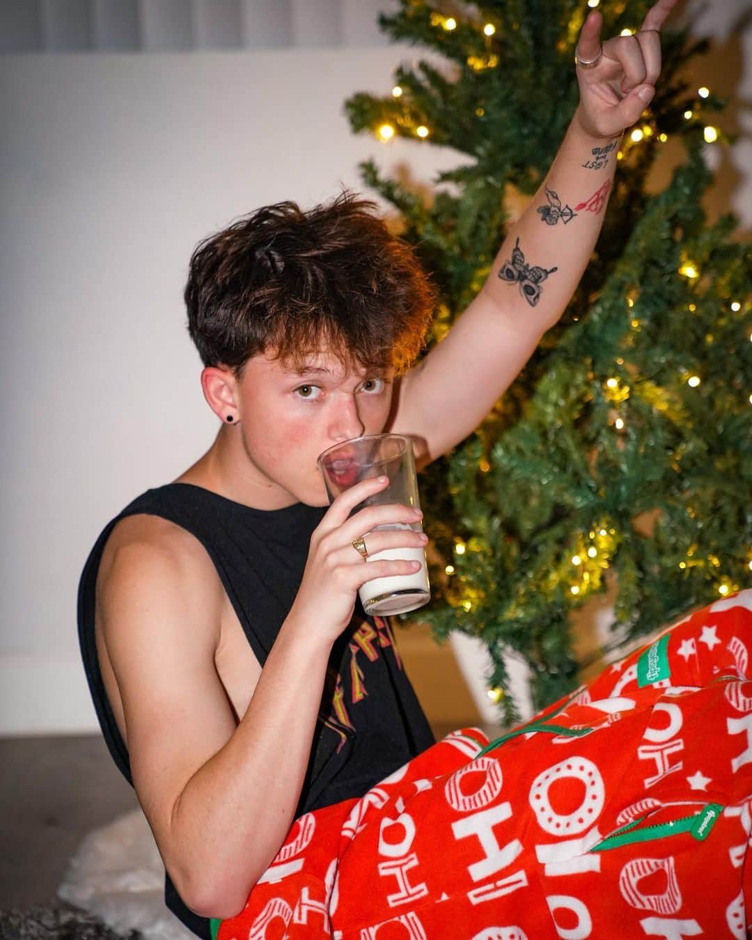 ジェイコブ・ザルトリウスのインスタグラム：「getting ready for the holidays with @gotmilk 🎄  - - #gotmilkcookiechallenge #ad」