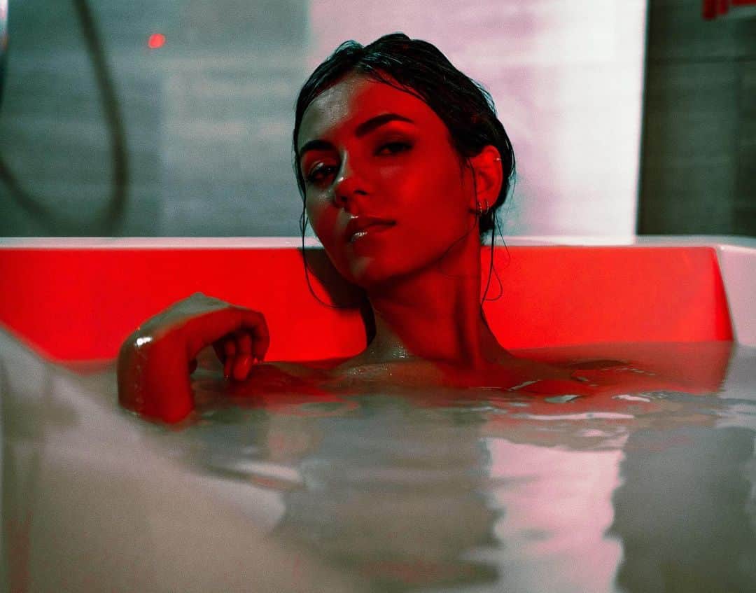 ヴィクトリア・ジャスティスのインスタグラム：「#TreatMyself video TOMORROW. 9 am PST 🖤」