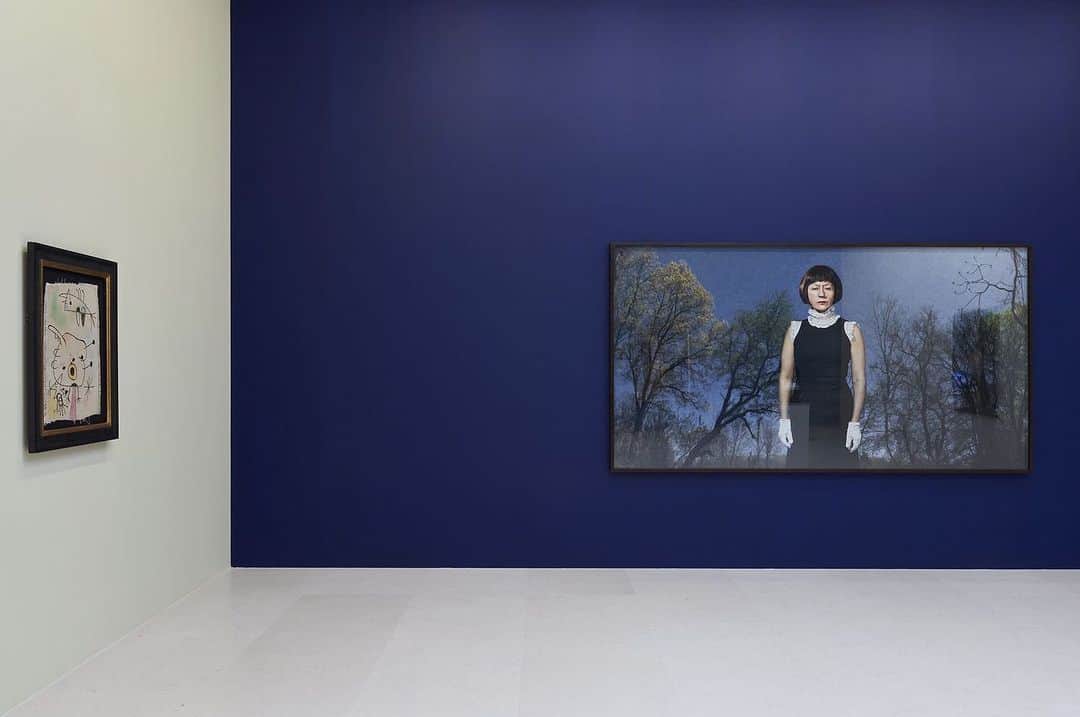のインスタグラム：「#BustesdeFemmes: Works by Cindy Sherman, Joan Miro, Jia Aili, Pablo Picasso, and Richard Avedon feature in "Bustes de Femmes: Paris 10th Anniversary Exhibition,” on view at Gagosian, Paris, through this Saturday.  The paintings, sculptures, and photographs selected for the show demonstrate how the female figure has been reimagined and reconfigured by modern and contemporary artists of diverse backgrounds and traditions. Follow the link in our bio to schedule an appointment or to view more works on gagosian.com in environments both real and virtual designed by India Mahdavi. __________ #Gagosian @indiamahdavi @cindysherman @jiaaili_studio  Installation views, "Bustes de Femmes: Paris 10th Anniversary Exhibition," Gagosian, Paris, October 10–December 19, 2020. Photos: Thomas Lannes. (1, 2) Cindy Sherman, “Untitled #552," 2010–12 © Cindy Sherman, courtesy of the artist and Metro Pictures, New York; (3, 4) Joan Miro, “Femmes et oiseau dans la nuit,” 1946 © Successió Miró/ADAGP, Paris, 2020; (5, 6) Jia Aili, “Geometry in the Sky,” 2018 © Jia Aili; (7-9) Pablo Picasso, “Tête,” 1943 © Succession Picasso 2020; (9-10) Richard Avedon, "Brigitte Bardot, hair by Alexandre, Paris, January 1959," 1959 © 2020 The Richard Avedon Foundation」