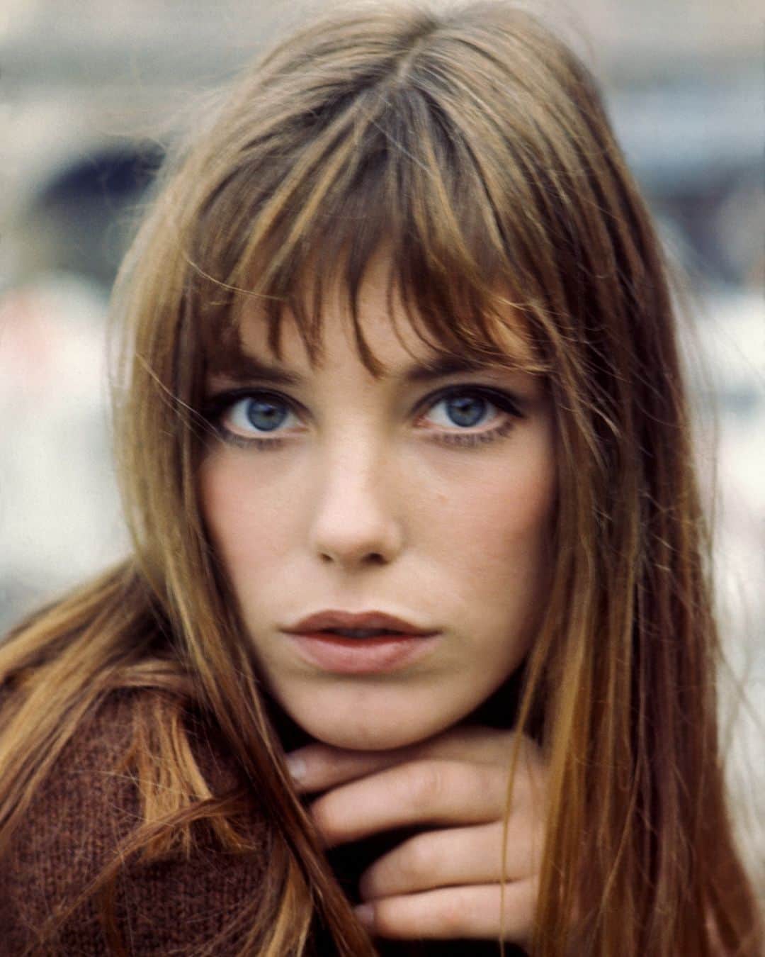 British Vogueさんのインスタグラム写真 - (British VogueInstagram)「“If someone had only told me to get rid of the eye makeup sooner!” #JaneBirkin once lamented in an interview with Vogue. Birkin, who turned 74 this week, is speaking of the Swinging ’60s, when she decamped from her native England and landed in France with exaggerated etchings and mascara. The following decade, the model, actor and musician abandoned her kohl to embrace a more natural approach, defining laissez-faire beauty for a whole new generation of French-girls-in-training. Click the link in bio for proof Jane Birkin is still the ultimate beauty icon.」12月16日 5時30分 - britishvogue