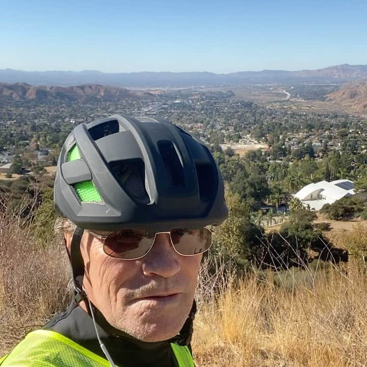 マイケル・ルーカーのインスタグラム：「Great ride today folks.... Life is so much easier with the right tools.... #bikeride」