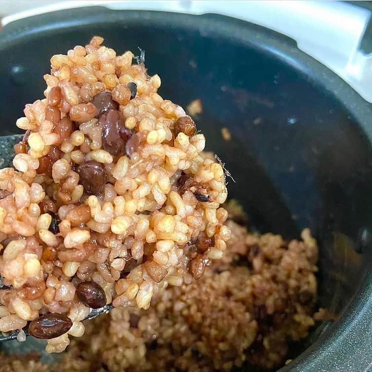 なでしこ健康生活さんのインスタグラム写真 - (なでしこ健康生活Instagram)「Repost from @isamu.ozawa   今日も酵素玄米！ 炊けた後、混ぜるたびに食べたくなっちゃって、2.3日の発酵までたどり着けるお米が少なくなっちゃぅさってます😅  4合は炊かなくちゃダメですね。  先日ランチで「玄米」を選べるタイプだったので注文しました。   食べてビックリ！ こんなもさもさしてたかな？と思いました。 　 もうすっかり「玄米=もっちり」な感覚になっていましたが、普通の玄米と酵素玄米はやっぱり別物ですね。 酵素玄米にする事で栄養価もですが「美味しさ・食べやすさ」が違います🍚🍚  玄米　　　4合 雑穀米　　大1〜2 塩　　　　少々 　 玄米は家族が反対！という方は酵素玄米にするのがオススメです🎵 #大澤チャンネル #酵素玄米  #ダイエット  #なでしこ健康生活公式アンバサダー  #なでしこ健康生活」12月16日 5時38分 - nadeshiko_healthy_life
