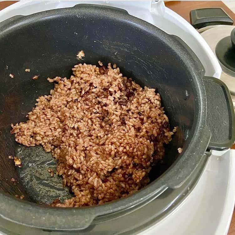 veggy_ambassadorさんのインスタグラム写真 - (veggy_ambassadorInstagram)「Repost from @isamu.ozawa   今日も酵素玄米！ 炊けた後、混ぜるたびに食べたくなっちゃって、2.3日の発酵までたどり着けるお米が少なくなっちゃぅさってます😅  4合は炊かなくちゃダメですね。  先日ランチで「玄米」を選べるタイプだったので注文しました。   食べてビックリ！ こんなもさもさしてたかな？と思いました。 　 もうすっかり「玄米=もっちり」な感覚になっていましたが、普通の玄米と酵素玄米はやっぱり別物ですね。 酵素玄米にする事で栄養価もですが「美味しさ・食べやすさ」が違います🍚🍚  玄米　　　4合 雑穀米　　大1〜2 塩　　　　少々 　 玄米は家族が反対！という方は酵素玄米にするのがオススメです🎵 #大澤チャンネル #酵素玄米  #ダイエット  #なでしこ健康生活公式アンバサダー  #なでしこ健康生活」12月16日 5時39分 - nadeshiko_official_shop