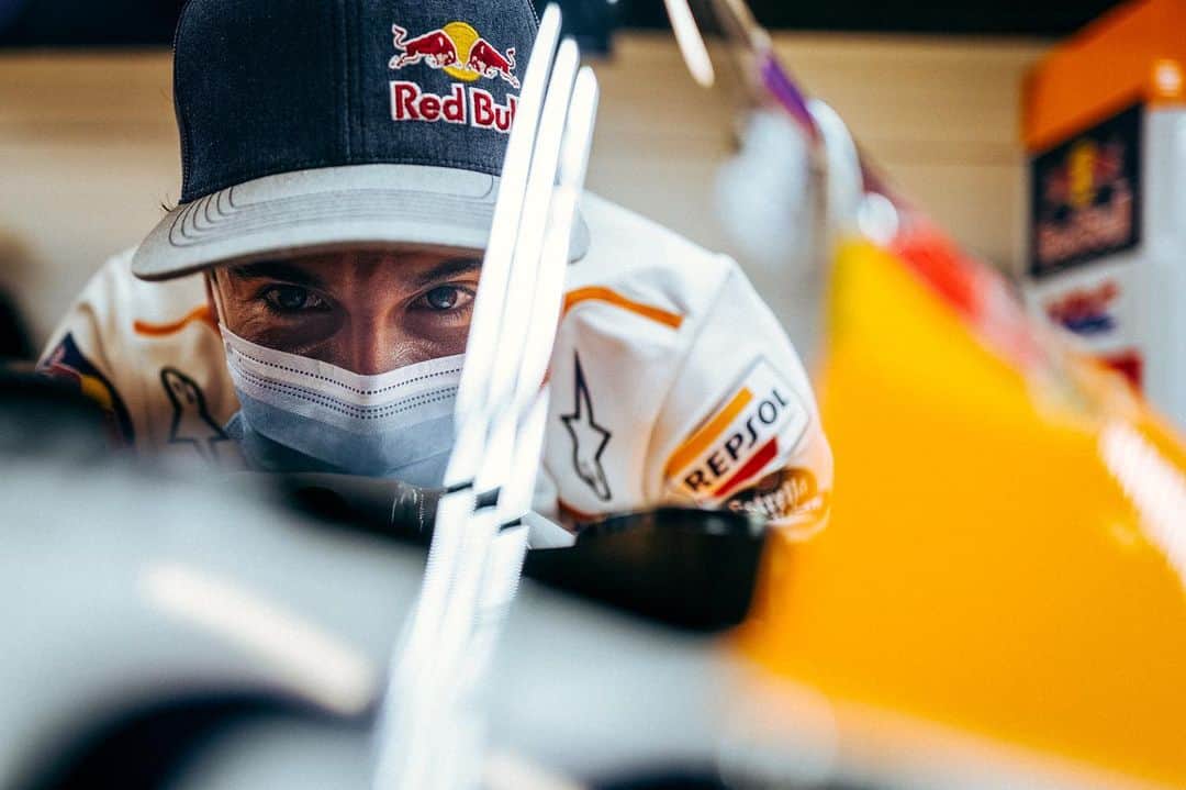 レプソル・ホンダさんのインスタグラム写真 - (レプソル・ホンダInstagram)「#TheYearThatWas - #CatalanGP ⠀⠀⠀⠀⠀⠀⠀⠀⠀ There was no stopping this season as the train kept on rolling! Back on home soil and a certain someone paid us a little visit...」12月16日 5時41分 - hrc_motogp
