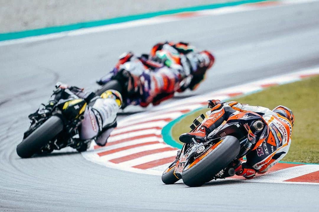 レプソル・ホンダさんのインスタグラム写真 - (レプソル・ホンダInstagram)「#TheYearThatWas - #CatalanGP ⠀⠀⠀⠀⠀⠀⠀⠀⠀ There was no stopping this season as the train kept on rolling! Back on home soil and a certain someone paid us a little visit...」12月16日 5時41分 - hrc_motogp