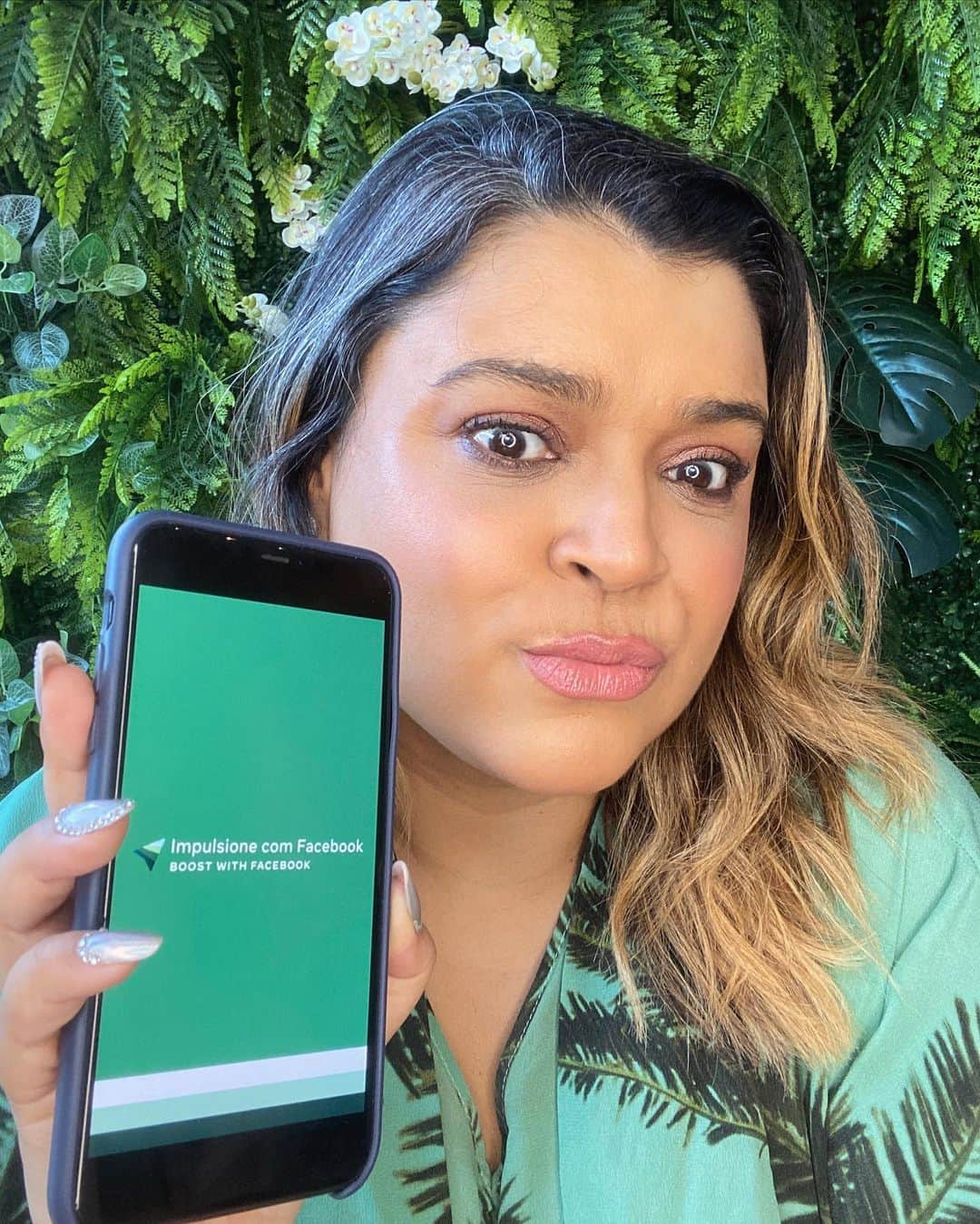 Preta Gilのインスタグラム：「Estou super feliz de ter sido convidada para participar da segunda temporada da série Impulsione com Facebook! A gente sabe a dificuldade que muitas pequenas empresas estão enfrentando nos últimos meses, e realmente acredito que as dicas e recursos que a gente mostrou nos episódios podem ajudar muita gente a se reerguer. É lindo demais ver o impacto positivo que esse conteúdo está tendo pelo Brasil todo! Para finalizar minha participação, eu queria comentar sobre uma das empresas super especiais que eu conheci nessa série: @terrapretaproducoes, que me chamou muita atenção pelo senso estético, o conceito e ter um trabalho maravilhoso.  Se você ainda não viu a série, deixei lá no link da bio. Bora impulsionar sua empresa? #impulsionecomfacebook #impulsioneconvida」