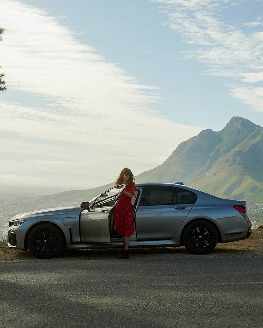 BMWのインスタグラム：「Fun rides, warm breeze, take me back to summer ease.  The BMW 7 Series Sedan. #THE7 #BMW #7Series __ BMW 745Le xDrive Sedan: Energy consumption in kWh/100 km (combined): 16.2–15.8. Fuel consumption in l/100 km (combined): 2.5–2.3. CO2 emissions in g/km (combined): 57–52. Further information: www.bmw.com/disclaimer.  	 Acceleration (0-100 km/h): 5.1 s.」