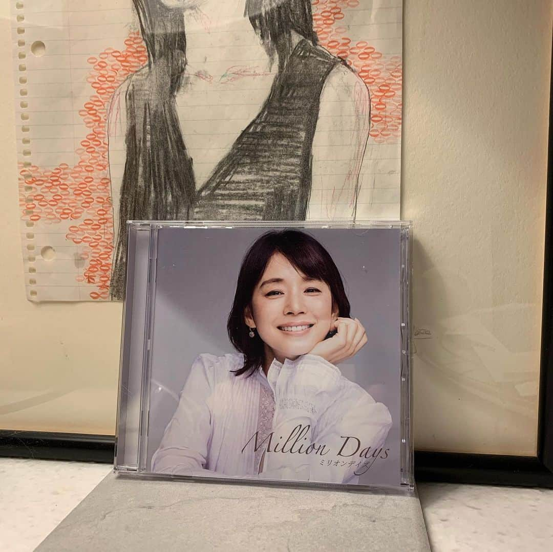 石田ゆり子さんのインスタグラム写真 - (石田ゆり子Instagram)「ミリオンデイズ 〜あの日のわたしと、歌え 〜  ワタクシ大胆にも CDのカバーを飾るという 経験をしてしまいました😅 それにしても、 なんなんでしょうかこの これでもか！というほどの 盛りだくさんの 素晴らしいヒット曲の数々。 80年代後半から2000年代前半のミリオンヒットが ノンストップで流れ続けます。 20代の頃の自分は しょっちゅうこの曲を聴きながら泣いてたなぁ、とか あの頃見た景色や風の匂いまで蘇ってきますね。音楽ってすごいな。 時は流れる。そしてこれからも流れ続けるのですよね。 そんなことを思い とても幸せな気持ちになりました。わたしをカバーに選んでくださりありがとうございます。 注😅　わたくしは歌っておりません！ ジャケット写真のみです❗️😅」12月16日 6時10分 - yuriyuri1003