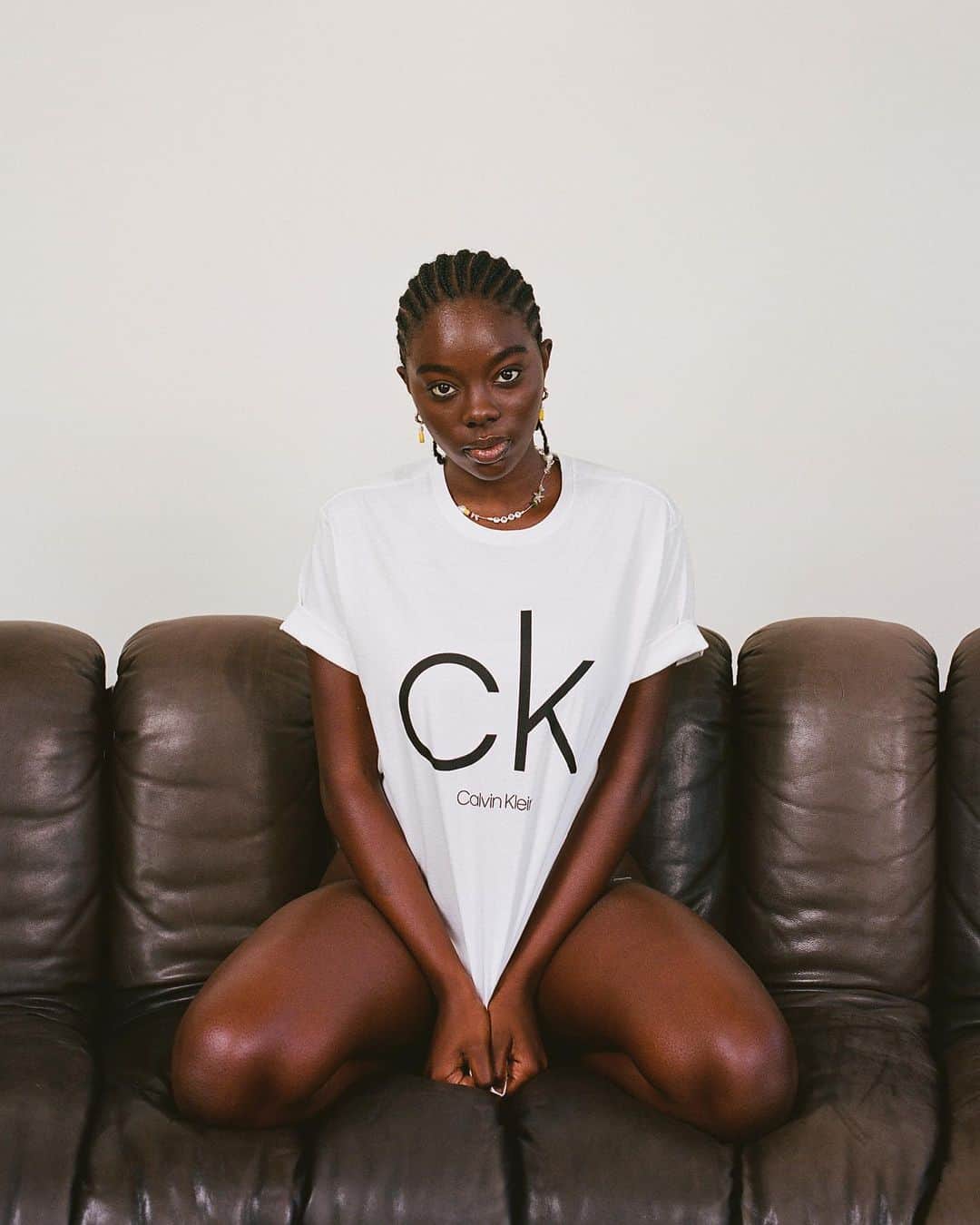 Calvin Kleinさんのインスタグラム写真 - (Calvin KleinInstagram)「Bold logo. @tinkerbellsera in the CK Logo Crewneck T-Shirt. By @antbluejr. #MYCALVINS  Shop women’s lounge. Link in bio.」12月16日 6時02分 - calvinklein