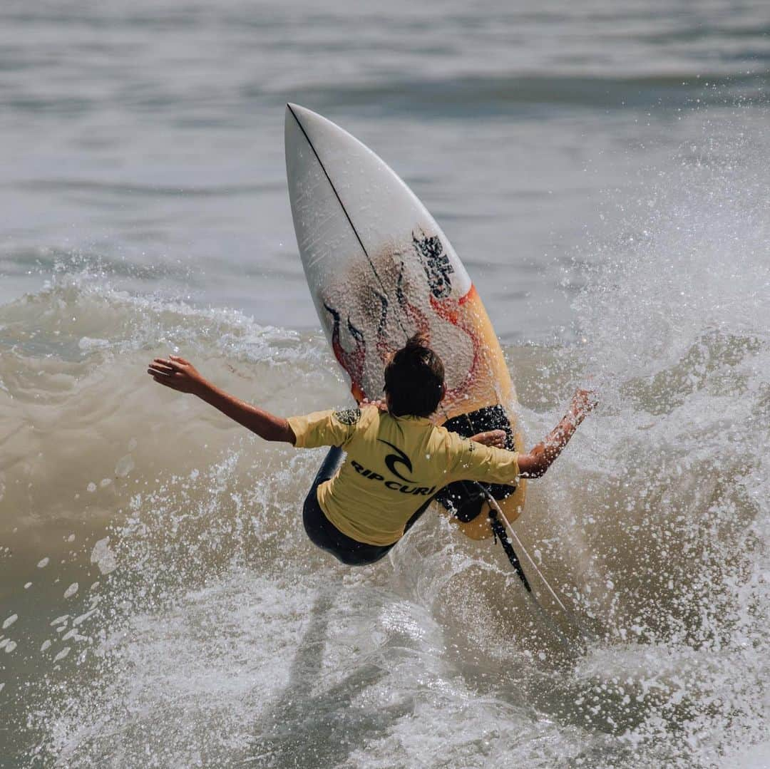 Rip Curl Australiaさんのインスタグラム写真 - (Rip Curl AustraliaInstagram)「Day 2 of the Rip Curl #GromSearch was graced with pumping 3ft swell at Alexandra Headlands, QLD.⁠⠀ ⁠⠀ Today will decide our champions... who will they be? Stay tuned to our IG stories!⁠⠀ ⁠⠀ @surfingqueenslandinc⁠⠀ 📸  @claytenn」12月16日 6時04分 - ripcurl_aus