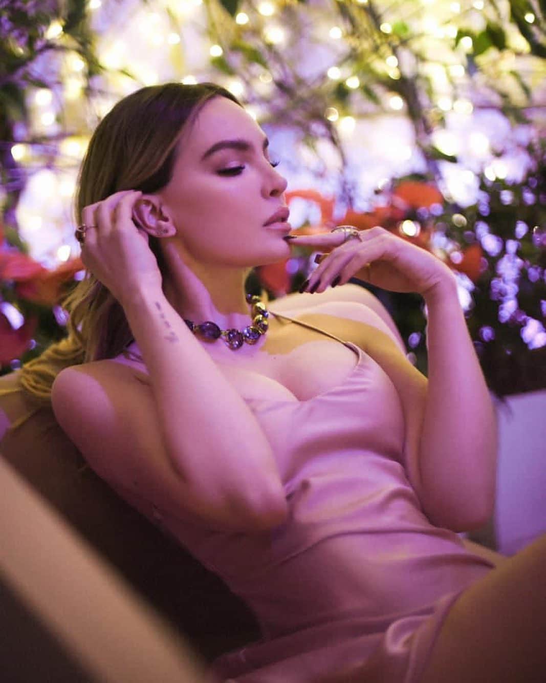 ベリンダのインスタグラム：「Este año año fue muy diferente a lo que teníamos pensado, muchos planes los pusimos en pausa y toda nuestra “normalidad” cambió, es por eso que junto con @tousjewelry quiero desearte una navidad lo más normal, con las mismas personas, tradiciones y recetas. Los quiero!! 🤗 #TOUSLovers #NormalNavidad」