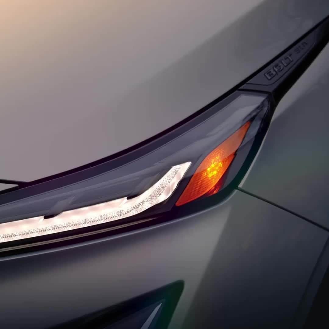 シボレーのインスタグラム：「If the turn signal is this captivating, imagine the rest of it. The all-electric #BoltEUV with available Super Cruise driver assistance feature arrives summer 2021.」