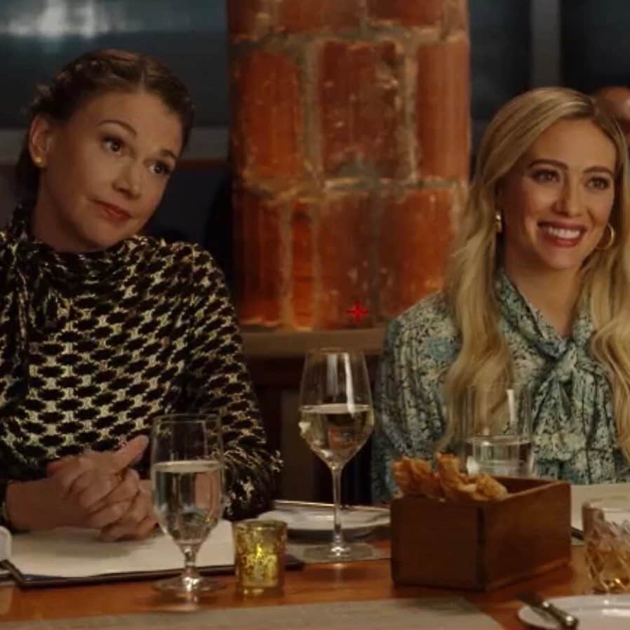 のインスタグラム：「My partner in crime @youngertv and my crochet mentor. What a combo」