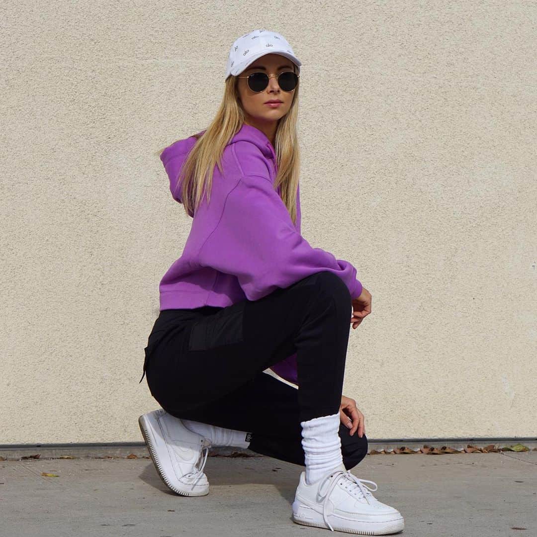 Ludi Delfinoのインスタグラム：「We all need Eletric Violet in our lives @alo 💜🙋‍♀️」