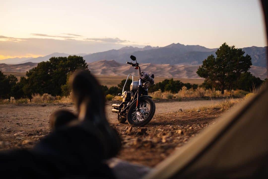Harley-Davidsonさんのインスタグラム写真 - (Harley-DavidsonInstagram)「@eparrillacreates rode out into the desert looking for solitude, peace, and aliens. Hit the link in our bio to read his story in the latest issue of The Enthusiast. #HarleyDavidson」12月16日 6時17分 - harleydavidson
