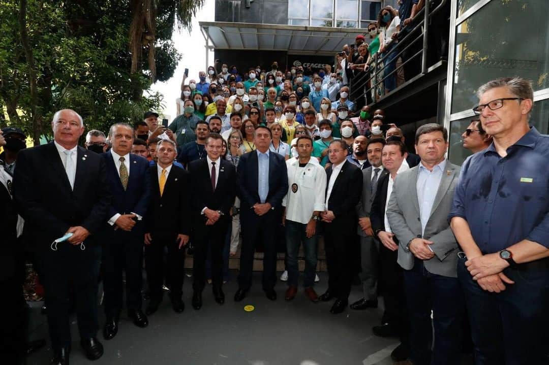 ジルマ・ルセフのインスタグラム：「O Presidente Jair Bolsonaro participou, nesta terça-feira (15), da cerimônia de reinauguração da Torre do Relógio da Companhia de Entrepostos e Armazéns Gerais de São Paulo (Ceagesp), localizada na Zona Oeste da capital.  Fotos: Alan Santos/PR」