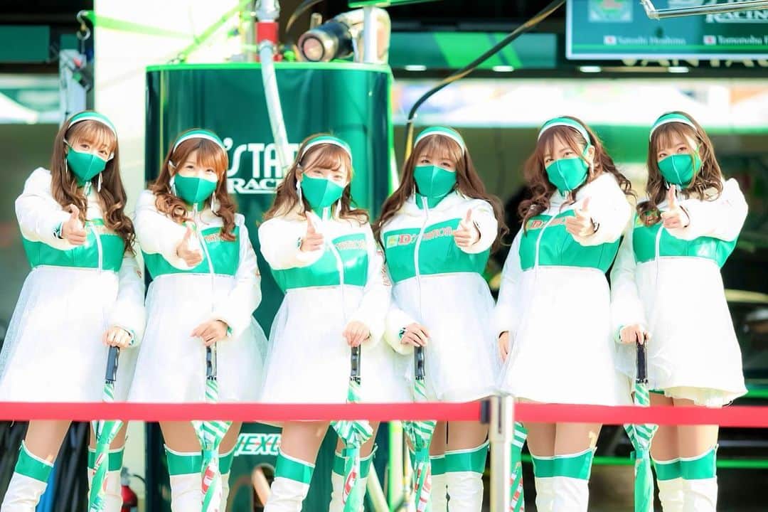 のインスタグラム：「. . . . おはよう💚 . 今日はこれからGSTVからの 夜は月刊フレッシュエンジェルズです📺🎤 . １日頑張りましょ〜っ✨ . . . #ピレリスーパー耐久 #ピレリタイヤ #ピレリ #スーパー耐久 #dstation #dstationracing #astonmartin #アストンマーチン #racequeen #レースクイーン #サイハイブーツ #コートコーデ #マスクメイク」