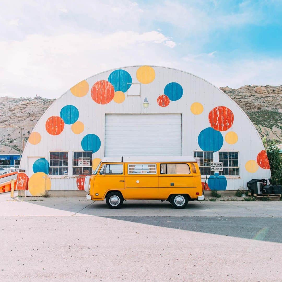 Andrew Knappのインスタグラム：「Find Momo with cars! This was a fun gallery to make. Almost thought he wasn’t in that last one, sneaky little bugger.  I’ve been travelling back in time and finding all these photos and making galleries out of them. We’re so obsessed with a culture of disposable content that we sometimes forget that the past can hold just as much meaning.  PS. These full galleries are available in my Patreon and I’ve been posting them every Monday. 😉」