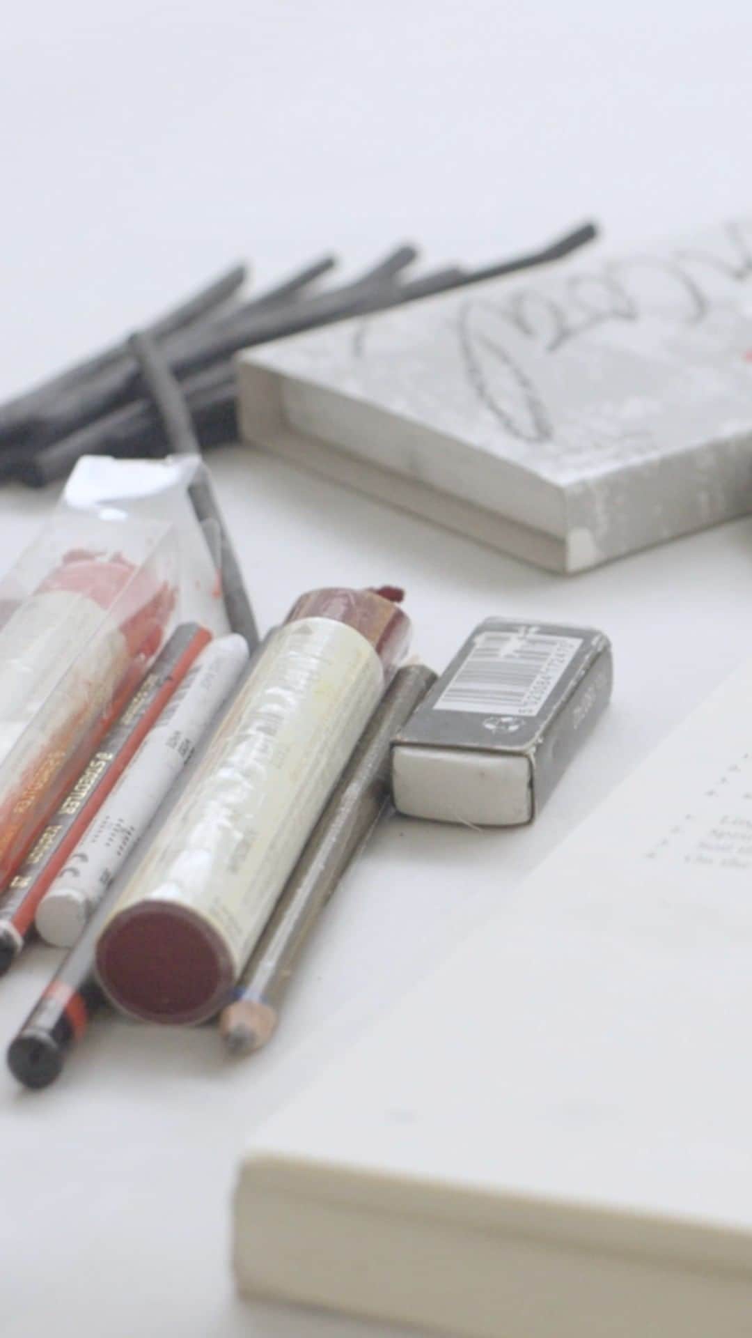 のインスタグラム：「At his studio in London, Edmund de Waal speaks about his new body of work, created in the silence and solitude of lockdown. Composed of layers of porcelain slip inscribed with lines of verse by the poet Hanshan, these works are presented in “cold mountain clay,” de Waal’s first exhibition in Hong Kong. _________ @edmunddewaal Video: Pushpin Films (@pushpinfilms); footage: Emile Kelly」