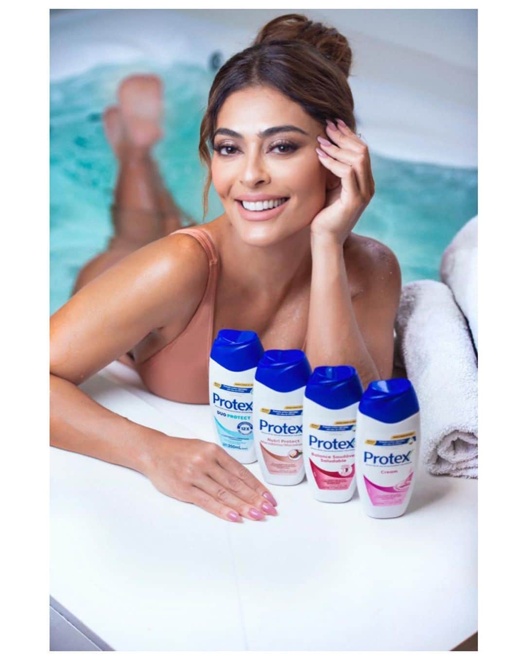 ジュリアナ・パエスのインスタグラム：「Como você está cuidando do seu momento? Você reserva um tempinho pra você, todos os dias? Sei que nem sempre é fácil, mas é necessário e dá! Pra mim, a hora do banho é um desses momentos. E meu momento fica ainda mais gostoso e relaxante com Protex Líquido. Acho que a versão líquida nos convida para esse banho mais calmo, com mais atenção com o corpo. E @protexbrasil agora tem uma novidade: a nova fórmula enriquecida com óleo de Semente de Linhaça. Esse ingrediente é reforça as defesas naturais da pele, além de continuar eliminando 99,9% das bactérias. Todas as fragrâncias receberam esse complemento. Então, escolha a sua fragrância preferida e se entrega para um momento só seu. 🥰😌 #ad」