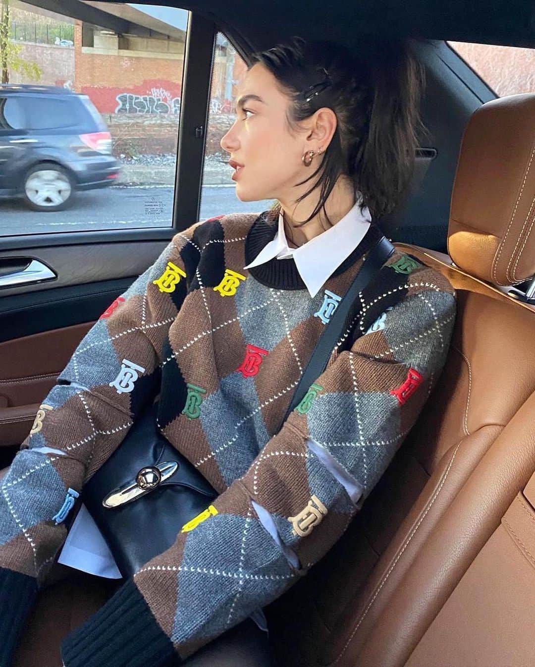 WHO WHAT WEARさんのインスタグラム写真 - (WHO WHAT WEARInstagram)「Collars—they add just the right amount of ✨spice✨ to any look. Our Instagram feed is full of cool fashion girls layering sweaters, crewnecks, and the like with a classic collared shirt peeking out. Tap the link in bio for more ways to try the simple styling trick. #HighlyDocumented photos: @chanelmckinsie, @dualipa, @geishagrl, @devonleecarlson」12月16日 6時45分 - whowhatwear