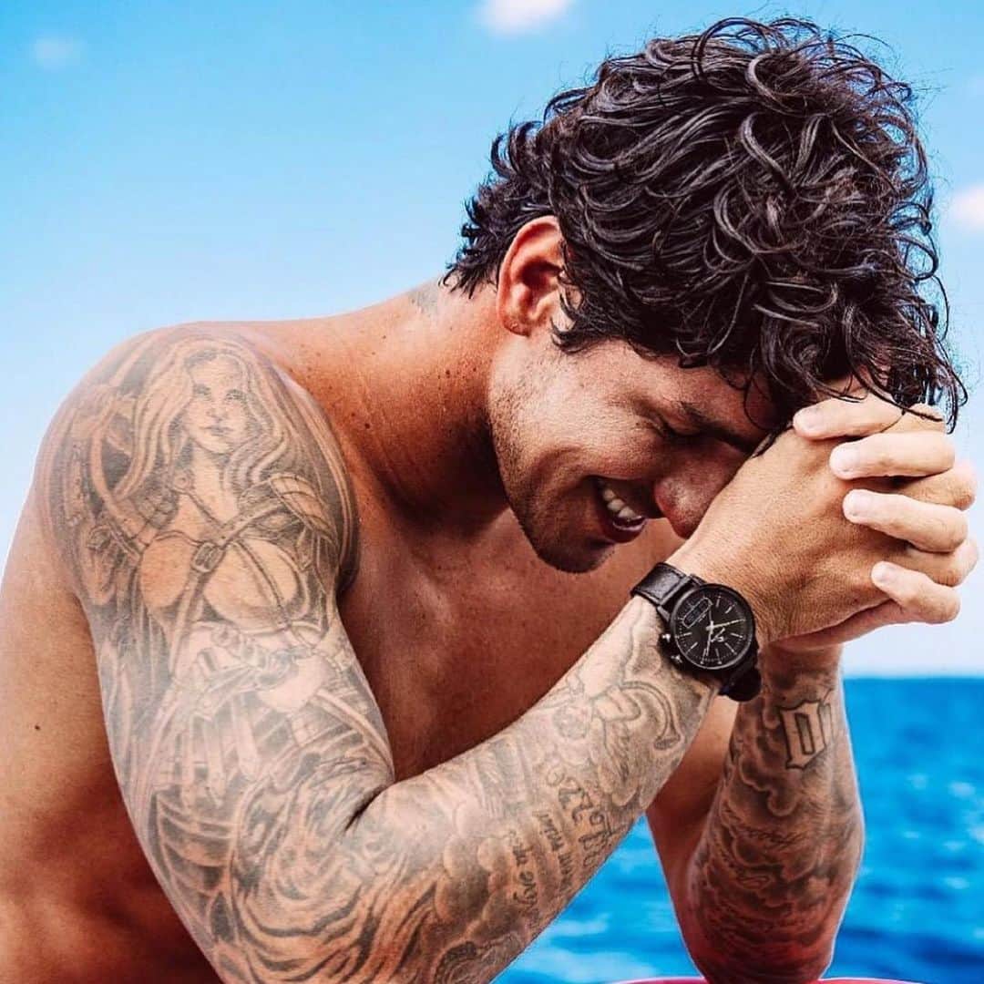ガブリエル・メディーナのインスタグラム：「Melhor frase, leva o ⌚️⌚️  Celebre comigo e com a @ripcurl_brasil nossa renovação de contrato por mais cinco anos com e GANHE o exclusivo Relógio GMT Série Limitada !  1- Comente nesse post com uma frase que tenha obrigatoriamente essas 5 palavras: Rip Curl, Gabriel Medina, Renovação, Bicampeão, Surf. As duas melhores frases montadas com as 5 palavras serão escolhidas por mim na sexta-feira, 18/12 !   2- Marque cinco amigos no seu comentário após escrever sua frase!   3- Serão 2 Relógios sorteados! Um para a melhor frase aqui no meu post e outro para a melhor frase no post da @ripcurl_brasil !  4- A @ripcurl_brasil vai entrar em contato com os 2 vencedores na sexta-feira, 18/12, via inbox para enviar os relógios!」
