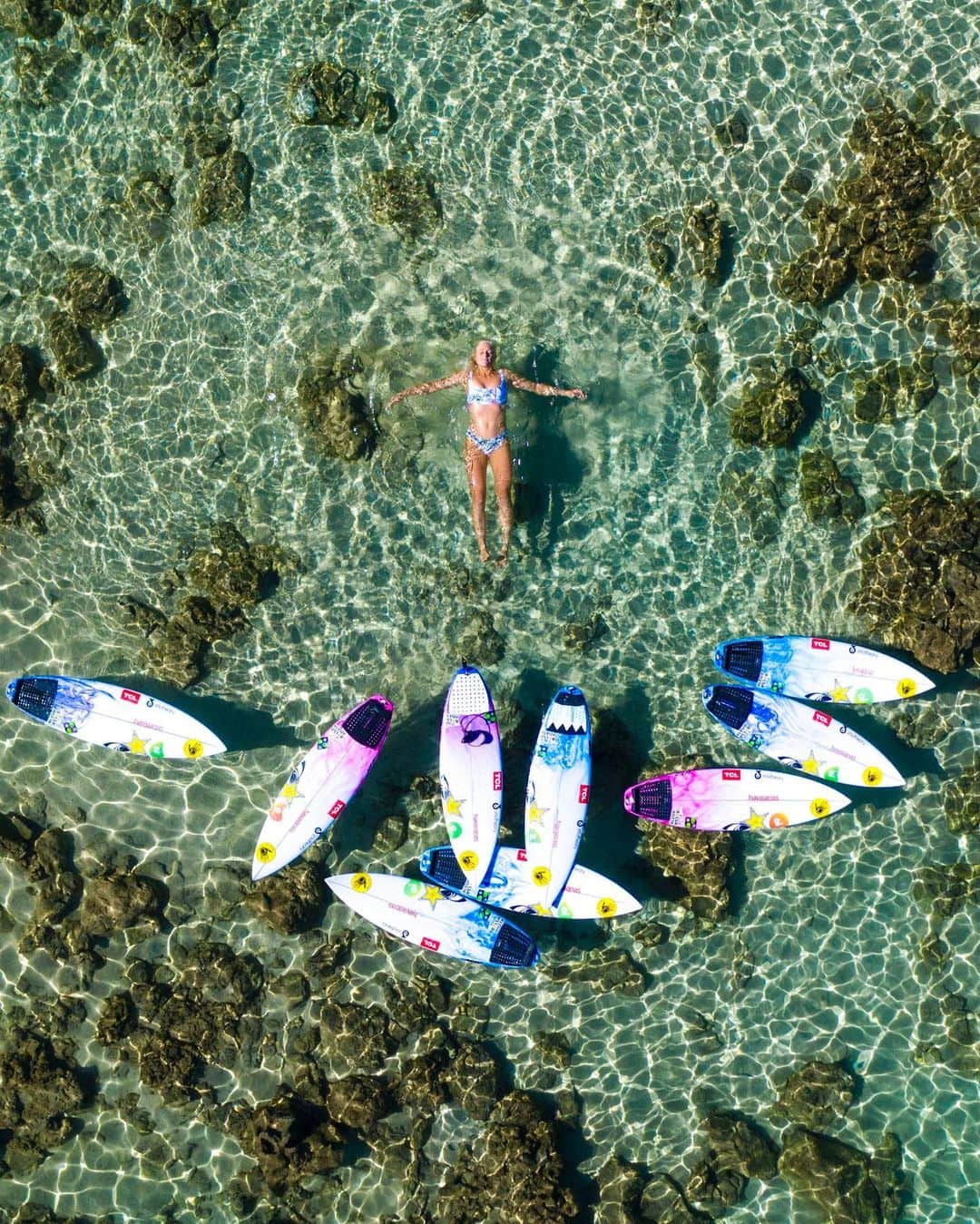 タティアナ・ウェストン・ウェブのインスタグラム：「2020/2021 @sharpeyesurfboards quiver shot 🤍🙏🏻 creative: @gregsworld photo: @brentbielmann」