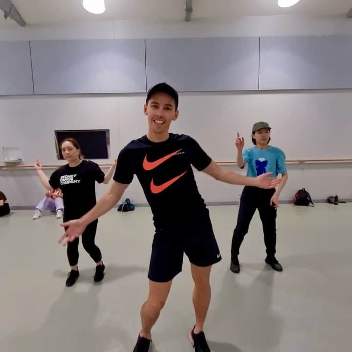 アンドリュー・ドッズのインスタグラム：「Last class for the year and big appreciation post for @dmodanceclass @yaboydmo for all the amazing classes! Thank you for pushing everyone each week and making dance so fun! I’ve improved so much this year thanks to you!  Congrats to @chun__vi on choreographing and teaching this week! Proud of how far you have come and excited to see what you achieve!   Last video is us at the beginning of the year 😂😅  Special Shout-out to @sesametofu_ for always motivating me to improve!   Thank you to everyone who I got to dance with this year and everyone who turns up each week that makes class so fun by hyping each other up! Looking forward to next year!」