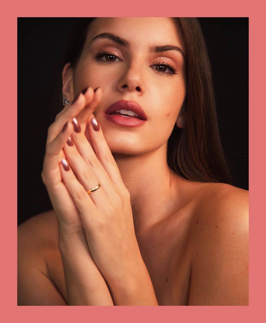 Camila Queirozのインスタグラム：「A convite de Natura Una eu lhes apresento a coleção LUZ. Um convite para unir a sua luz própria com o brilho fascinante da coleção.  A coleção é composta pelos Batons Cristais que são multifuncionais e podem ser usados também como sombra ( como eu fiz na foto 😉), Esmaltes Cristais veganos e um iluminador incrível com um pincel, que podem ser usados no rosto e no corpo.  Fiquei encantada com o brilho e a qualidade desses produtos. Fica a dica como um ótimo presente nesse final de ano ✨ @maquiagemnatura  #JuntasBrilhamosMais publi」