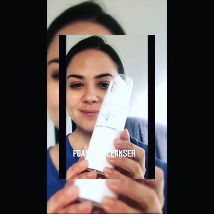 カミーユ・グアティのインスタグラム：「It’s Christmas!! ❄️❄️❄️❄️❄️ Who wants a free gift? Who wants beautiful, glowing skin for the holidays?!   Spend $30 @oleceabeaute and you will get a #FREE box of Snow Lotus Face Masks (5 sheets).   Just use CODE: GUATY   https://oleceabeaute.com/?ref=GUATY  #glowingskin #glow #skincare #skincareroutine #skincareproducts #skincaretips #beauty #christmas #christmasgifts #stockingstuffers」