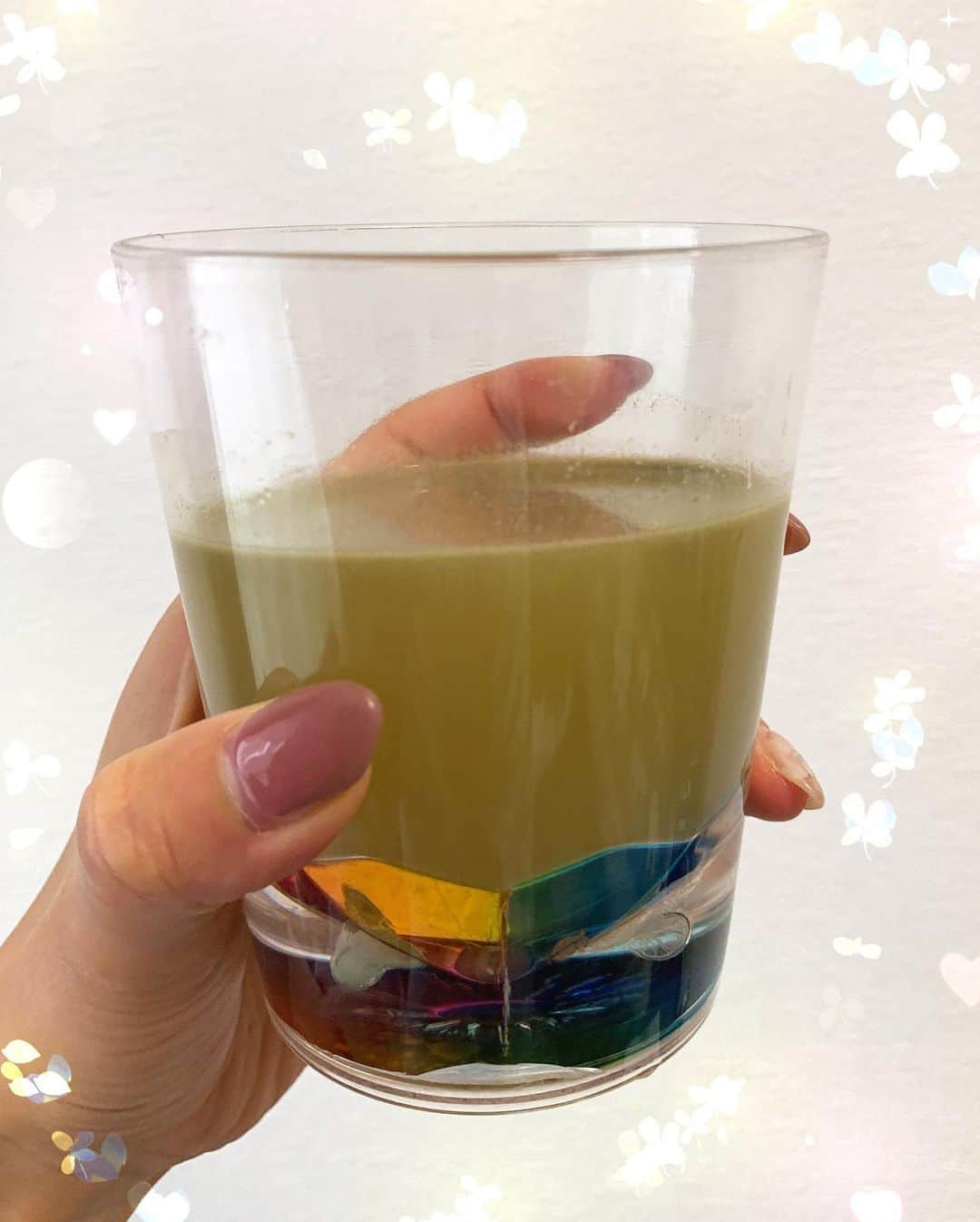 華月咲（さーちゃん）さんのインスタグラム写真 - (華月咲（さーちゃん）Instagram)「1216 おはさーちゃん\( ･ᴗ･ ) 青汁＝まずい、若者は飲まないって イメージだったんだけど、この リファータ・フルーツと野菜のおいしい青汁 飲んで劇的に変わった！グリーンスムージー 感覚で飲めるぐらい本当に美味しい🥬 ＊ 青汁に含まれてる「アフリカマンゴノキ」 の種子から抽出したエキスにはなんと 食欲抑制効果が😳ダイエットにも効果的！ 美容健康は言わずもがな。最強ドリンク🥤 続けてみようと思う〜😆乞うご期待っ✨ ＊ さて、水曜も元気いっぱいがんばろ〜🌈💓 ・ ・ #華月咲 #さーちゃん #refata #リファータ #フルーツ青汁 #青汁ダイエット #フルーツと野菜のおいしい青汁 #食べたいけど痩せたい #青汁 #ダイエット #美ボディ #greenjuice #アフリカマンゴノキ #おうち美容 #monipla #refata_fan #フォロワー募集中 #インフルエンサー  #fashion #ootd #makeup #kawaii #instafashion #outfit #follow #followme #instagood https://refata.com/lp/greenjuice/fruits/」12月16日 7時02分 - sachan_0109