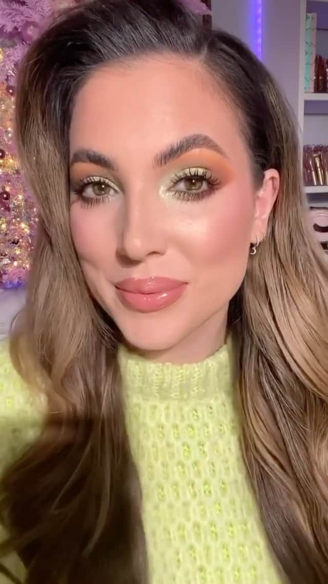 Too Facedのインスタグラム：「Issa vibe 🔥 Global Beauty Director, Elyse takes her glam to the next level using shade Fall Vibes from our Pumpkin Spice Eye Shadow Palette. 🤩 Tap to shop this Reel @Sephora! #toofaced」