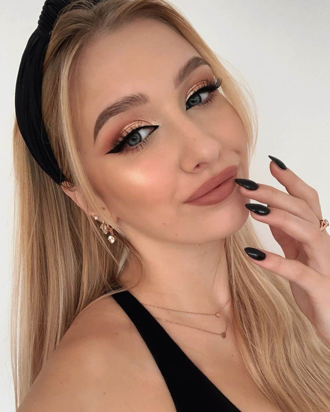 Anastasia Beverly Hillsさんのインスタグラム写真 - (Anastasia Beverly HillsInstagram)「Taking a moment to appreciate the perfect nude lip 👄 @alexandraxst wearing Liquid Lipstick in shade Crush 👄 and brows done with Brow Wiz in Medium Brown ✍️😍 What's your favorite nude lip shade? ❤️   12 Days of Gifting 🎁 Buy One Lip, Get Second Lip Free 🎁 Available for 48 hours 🎁   #anastasiabeverlyhills #anastasiabrows」12月16日 6時59分 - anastasiabeverlyhills