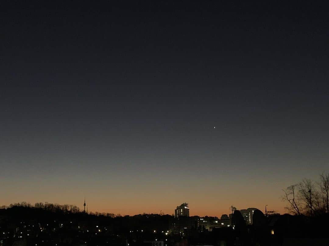 ソン・スヒョンさんのインスタグラム写真 - (ソン・スヒョンInstagram)「새벽 6시50분의 하늘은 무지개」12月16日 6時59分 - sohnsuhyun