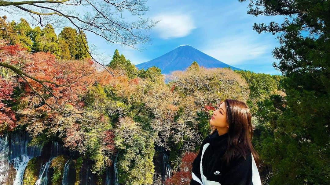 源崎トモエのインスタグラム：「🗻🍁 . #最高です #絶景 #美しい  #滝 #紅葉 #富士山」