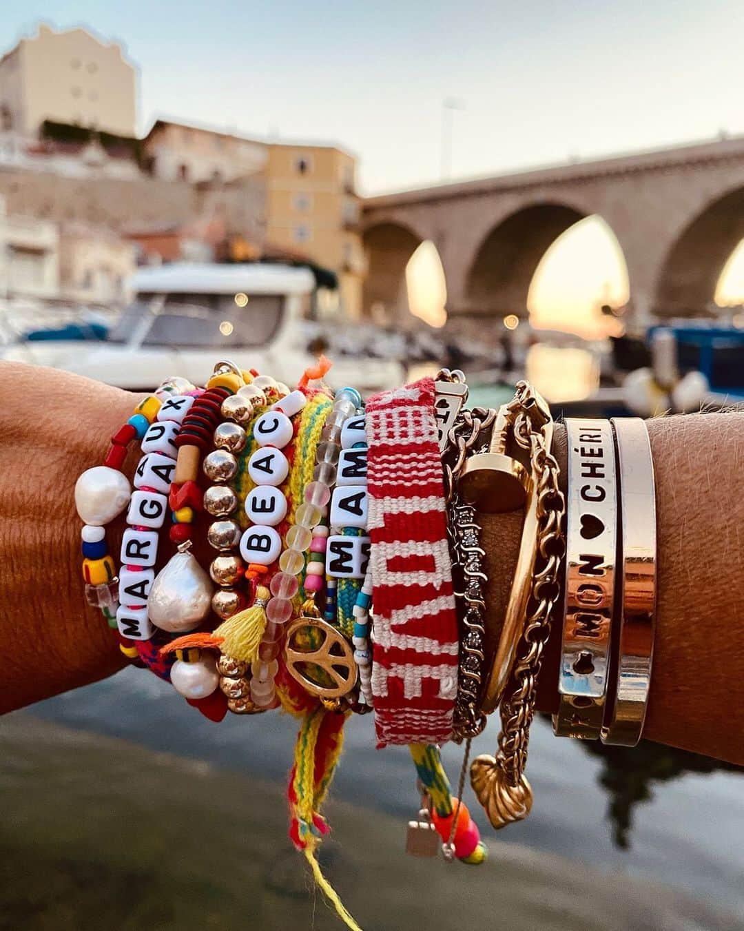 ダニジョーのインスタグラム：「Always #armparty time ✨🌈」