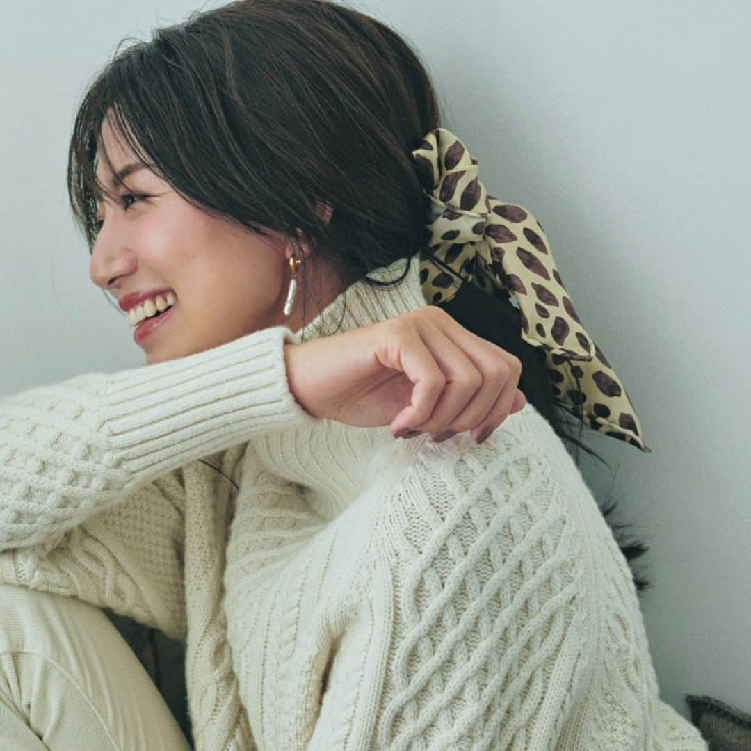 のインスタグラム：「12月16日（水） オンラインクリスマス会や忘年会は 大ぶりヘッドアクセで華やかさを♪ ・ ヘアアレンジにスカーフや リボンアクセを投入するのもおすすめです♡ ・ #年末イベントコーデ #manipuri #今日のコーデ  #今日の服  #ootd  #outfit  #冬コーデ  #スカーフ  #ヘッドアクセ  #パールピアス  #ニットコーデ  #お家コーデ  #休日コーデ  #VERYほぼ毎日コーデ  #VERY編集部  #VERYweb  #雑誌VERY  #東原亜希  #very  撮影／金谷章平  ヘアメーク／シバタロウ〈P-cott〉  スタイリング／加藤かすみ  取材／北山えいみ ・ ※VERY12月号P52に掲載の商品です。お問い合わせはお控えください」