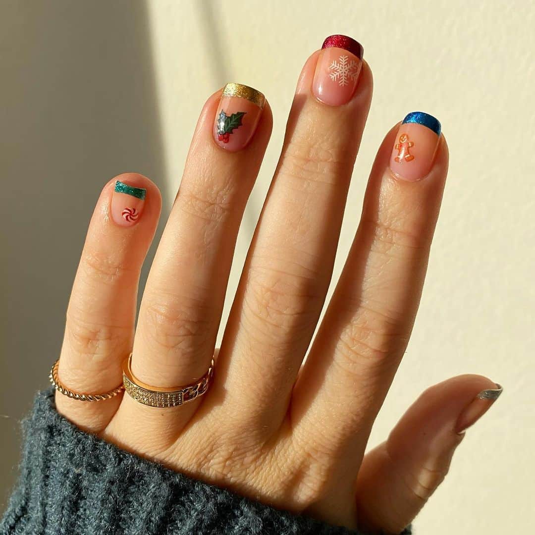 Soniaさんのインスタグラム写真 - (SoniaInstagram)「Festive Frenchies🎄🎁❄️ #christmasnails - Stickers: @deco.miami Ring: @ettika」12月16日 7時05分 - badgirlnails