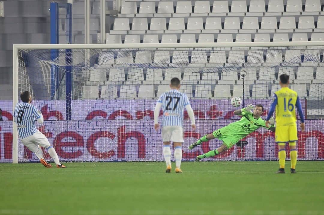 ACキエーヴォ・ヴェローナさんのインスタグラム写真 - (ACキエーヴォ・ヴェローナInstagram)「👐 GOOD JOB @adriansemper_1 💛💙 #SpalChievo #penalty #save #rigore #parata #Semper #ForzaChievoSempre #ilnostrofolleamor #calcio #football」12月16日 7時06分 - acchievoverona