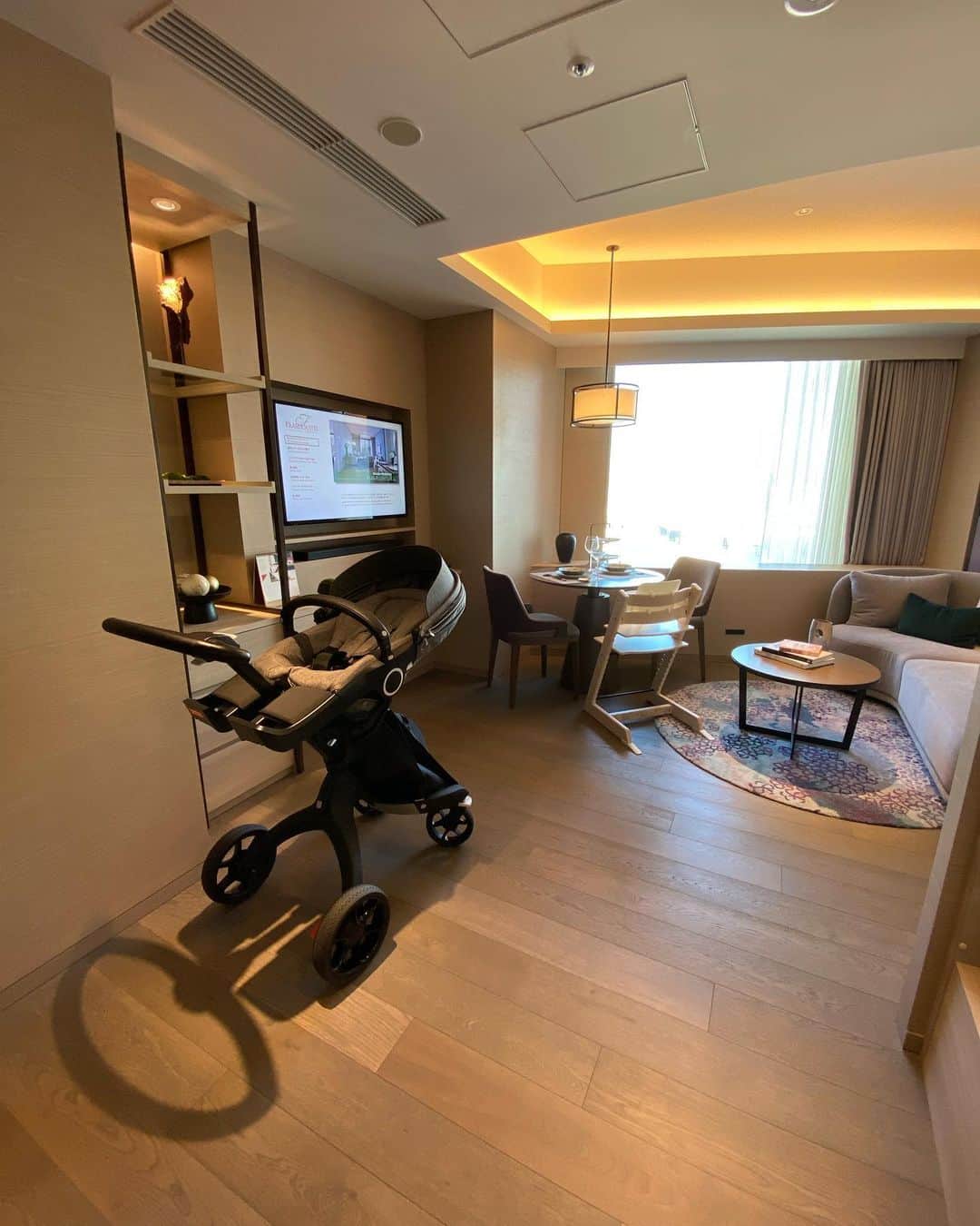 RIKAさんのインスタグラム写真 - (RIKAInstagram)「. 今年の8月にオープンした#フレイザースイート赤坂東京 に試泊させていただきました🥰✨ @frasersuitestokyo  . 暮らすように泊まるという新しいホテルの形態で全室乾燥機付き洗濯機が置いてあったり部屋によっては冷蔵庫やフルサイズのキッチンバスタブが設備されています✨ . 小さいお子様が泊まれる部屋もあってベビーカーやベビーベッド、ベビーチェアが置いてあったのには驚きました🤭✨ . ジムやリラクゼーションルームもあって長期滞在する方にはピッタリ❣️ . 長期だけでなく、仕事に集中したい方の為にワークデスクが置いてある部屋もあり、デイユースで利用される方も多いそうです✨ . 細かいところまで考えて多目的に利用できるホテルはなかなかなかったのですごいの一言です❣️❣️ . まだまだ書ききれないのでまたアップしていきます🥰✨ . . . #ホテル#赤坂#長期滞在#デイユース#綺麗#オシャレ#ビジネスホテル#ファミリーホテル#ホテル選び#多目的#ラグジュアリーホテル#フレイザースイート赤坂東京#フレイザー赤坂#ゴルフケーション#サービスアパートメント#gotofrasertokyo」12月16日 7時09分 - rinrikagolf