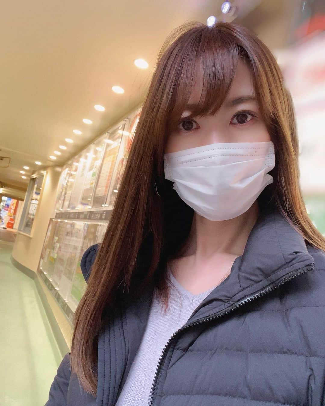 渋谷恭子さんのインスタグラム写真 - (渋谷恭子Instagram)「自分にとってベストな長さが知りたいから、色々お試し中❣️ エクステをまた5cmカット✂️ それに合わせて、前髪も少しだけ軽くしてみたよ😊  年末か年始に1回外して、また違う感じにする予定❣️  ダウンはどこのですか？というDM頂きましたが @tatras_official の #ショートダウン です✨✨✨  #エクステ #エクステンション #ロングヘア #ロング #ストレートヘア #ストレート #ママ #ママライフ #ママスタイル #ヘアスタイル #ヘア #hair #hairstyle #tatras #tatrasダウン #tatrasjapan」12月16日 7時16分 - kyoko.86