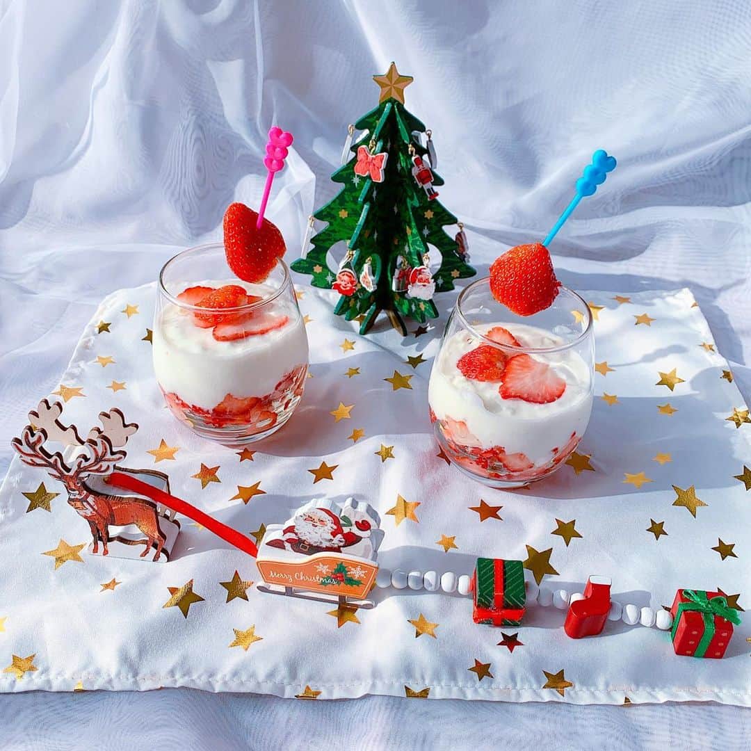 のインスタグラム：「🎄🎁🎅🌟  ヨーグルト大好き♥️ 明治ブルガリアヨーグルト  LB81 Fruit on the Bottom  プレーンとバナナ味にハマっていて スーパーに行くと必ず購入しちゃう🍌✨✨  ヨーグルトとバナナの比率が絶妙で バナナの風味そのままで 甘すぎずクセになる美味しさ😋  忙しい朝に手間なく食べれて 朝が苦手な私の活力源💪✨  以前から健康と美容の為に プレーンヨーグルトに何かプラスして 食べていたけど こういった手軽に食べれるものは嬉しいな💕  私も苺を使って🍓 オリジナルの Fruit on the Bottomを 作ったよ✨✨ フルーツ オン ザ ボトムは プレーンヨーグルトの下にフルーツや ソースが入っている事♡  苺とヨーグルトの相性ってバツグンだよね 今までパイナップルやキウィなんかも 試したけど やっぱり苺が1番好きかも🍓  腹持ち良くて簡単に作れるから ダイエット中や お子様のオヤツにも良いですね👌💓  . #ヨーグルト#フルーツヨーグルト#プレーンヨーグルト#バナナ #洋梨#フルーツオンザボトム #明治ブルガリアヨーグルト#PR #ブルガリアヨーグルト#いちご#苺#イチゴ#いちごスイーツ #おうちスイーツ#おうちカフェ #手作りスイーツ#スイーツ#簡単スイーツ#朝食#朝ごはん#おうち時間#おうち時間を楽しむ #スイーツ部 #スイーツ作り #スイーツ女子 #美容#健康#置き画 #置き画くら部」
