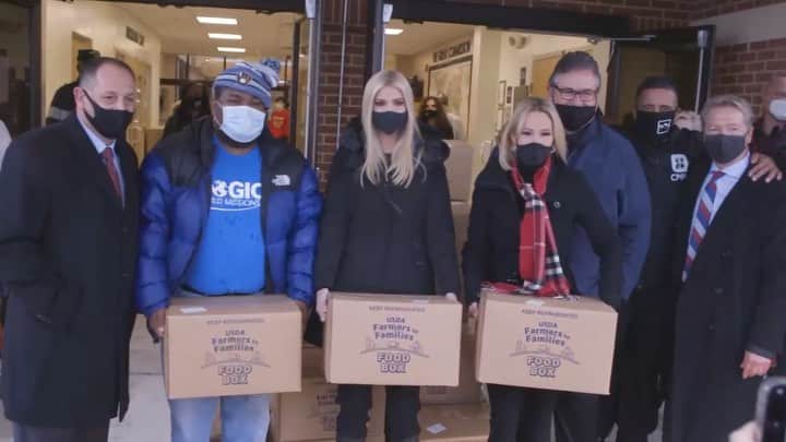 イヴァンカ・トランプのインスタグラム：「🎥 Yesterday I visited Christ Chapel in Woodbridge, VA to help deliver over 500 #FarmersToFamilies food boxes to those in need in the community.   During this pandemic, our Administration has supported small family farms, kept our food suppliers employed and fed billions of families in need through our Farmers to Families Food Box Program.   🌽 3.3 Billion meals provided 📦 128 Million boxes delivered 🥦 16,000 non-profits/food banks served   With every distribution we provide nutritious food to vulnerable families across this great Nation. #covid_19」