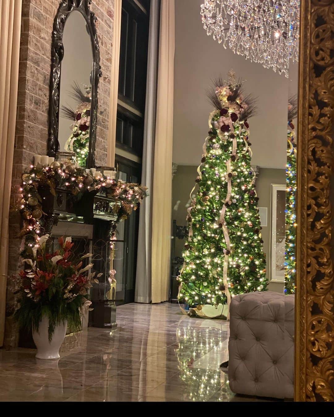 ジェニファー・ハドソンのインスタグラム：「It’s feeling real christmasy here at jhud productions ! my munch even got his own D10 wrapping paper ! Wait , I need some jhud wrapping paper ! We love Christmas !」