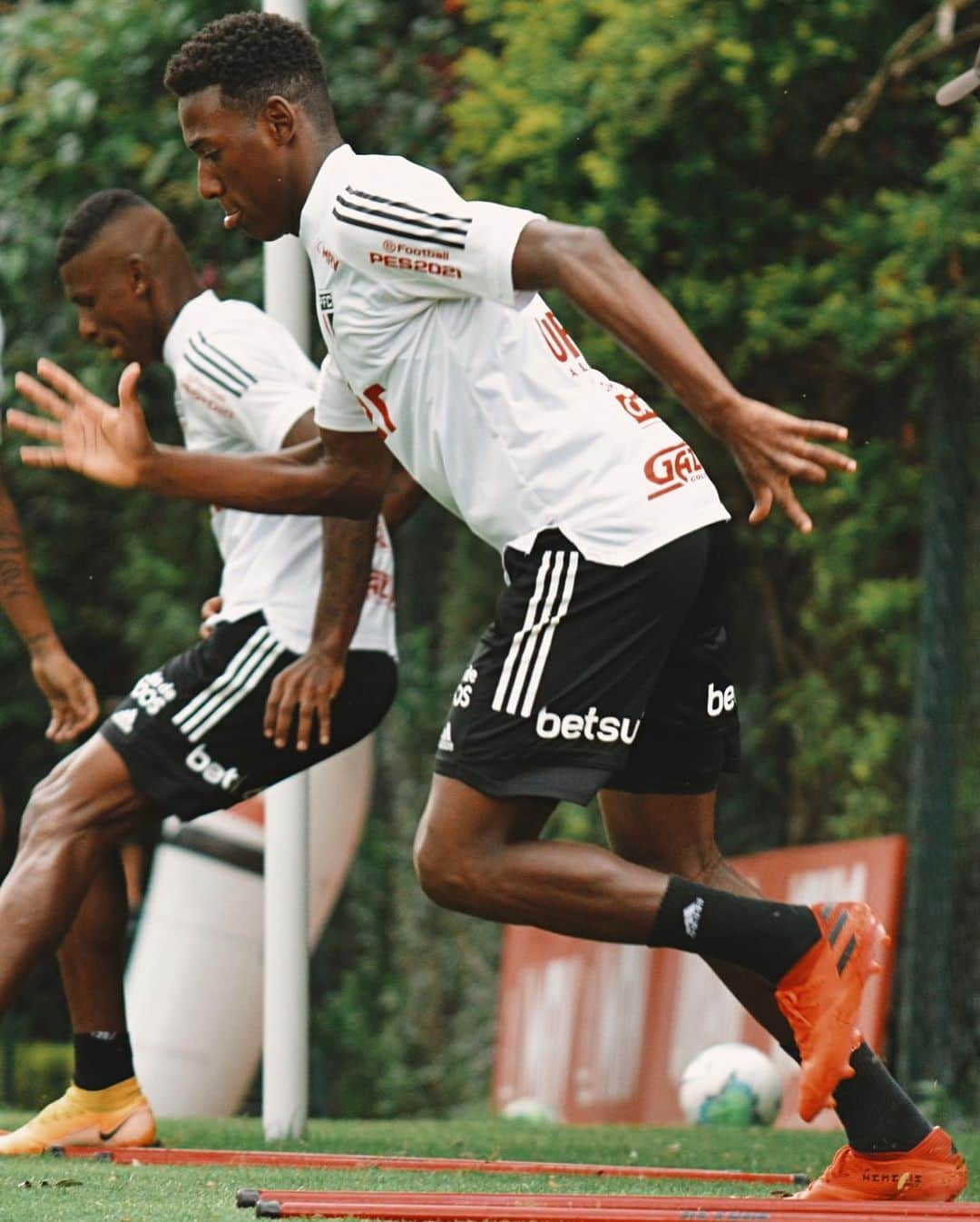 São Paulo FCさんのインスタグラム写真 - (São Paulo FCInstagram)「⚽️ 𝐓𝐫𝐞𝐢𝐧𝐨 ☀️ Começou com 𝐬𝐨𝐥 🌧 E terminou com 𝐜𝐡𝐮𝐯𝐚  #VamosSãoPaulo 🇾🇪  📸 Erico Leonan / saopaulofc」12月16日 7時42分 - saopaulofc