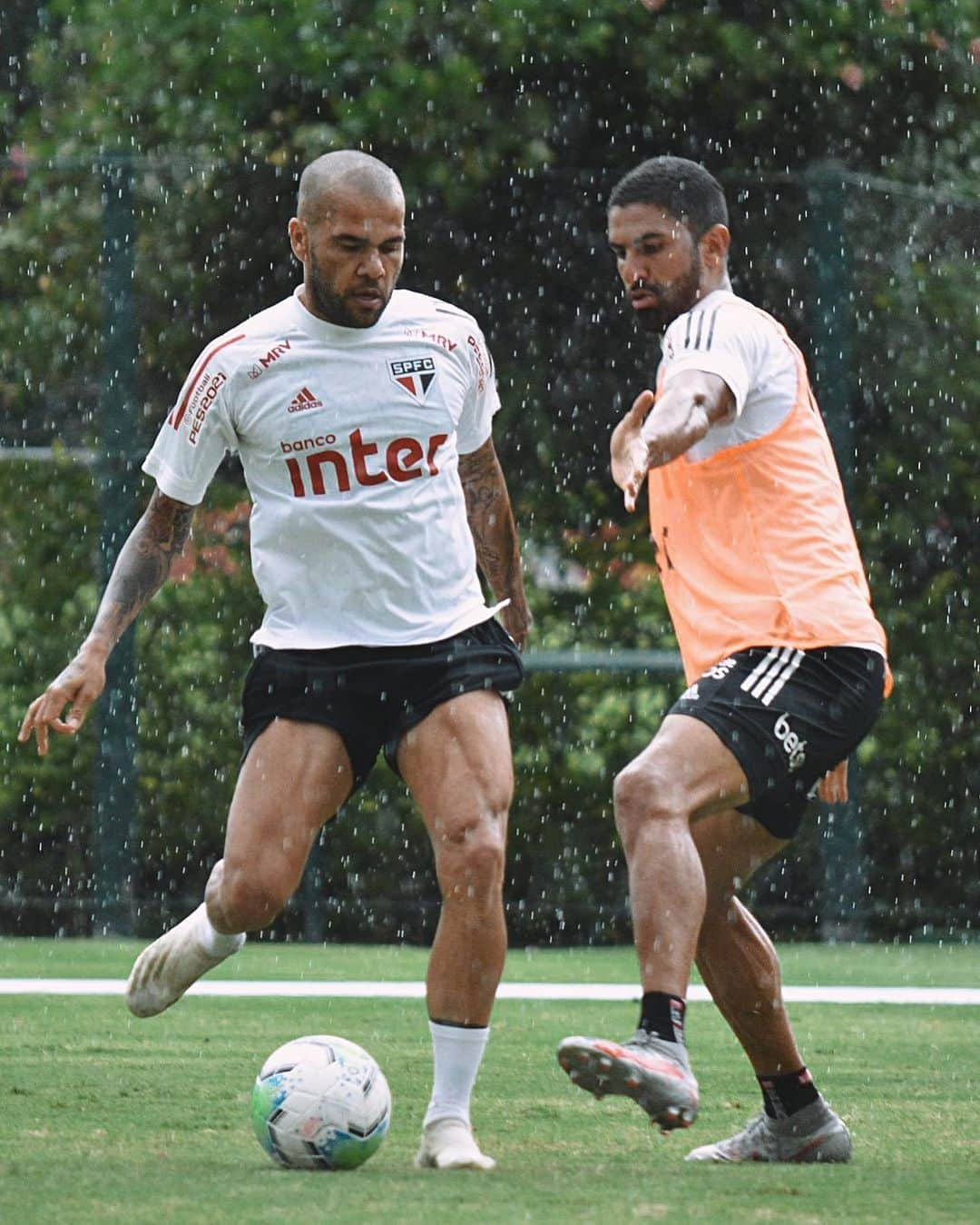 São Paulo FCさんのインスタグラム写真 - (São Paulo FCInstagram)「⚽️ 𝐓𝐫𝐞𝐢𝐧𝐨 ☀️ Começou com 𝐬𝐨𝐥 🌧 E terminou com 𝐜𝐡𝐮𝐯𝐚  #VamosSãoPaulo 🇾🇪  📸 Erico Leonan / saopaulofc」12月16日 7時42分 - saopaulofc